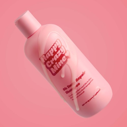 Roze fles met "Happy Crazy Mine" label en witte druppelontwerp op roze achtergrond.