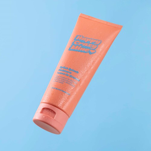 Een roze tube met blauwe tekst met de tekst Happy Crazy Anime, ligt op een lichtblauwe achtergrond.