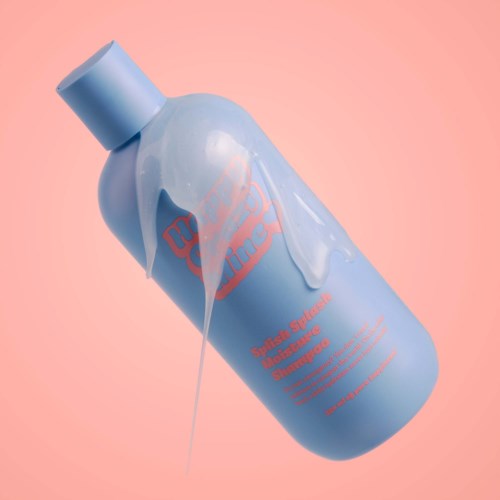 Een blauw spuitflesje met rode tekst en witte vloeistof die eruitloopt tegen een roze achtergrond.
