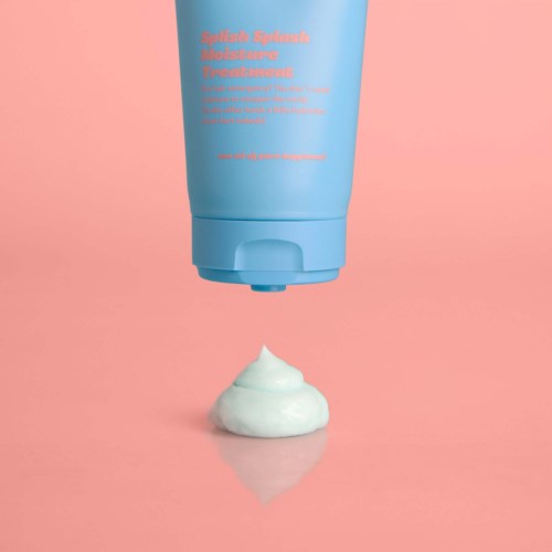 Een blauwe tube met de tekst 'Splash Splash Moisturizer, Treatment' giet crème op een roze achtergrond.
