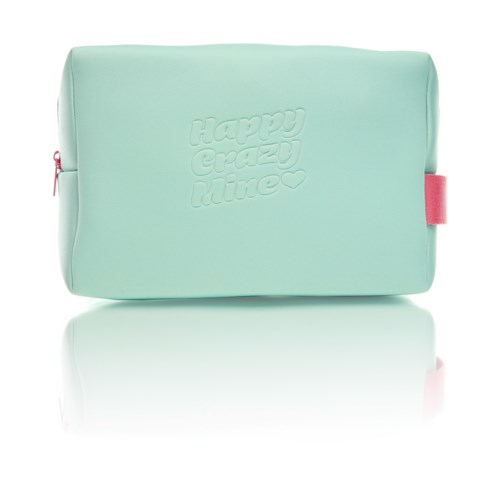 Een mintgroene tas met roze ritssluiting en label, gegraveerd met "Happy Crazy Little" en een hart.