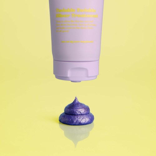 Paarsachtige crème of gel met een tube met opdruk "Tumble Tumble Silver Treatment" op een lichte gele achtergrond.