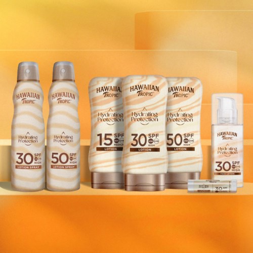 Zonnebeschermingsproducten met SPF 15, 30 en 50, inclusief lotions en sprays, op oranje achtergrond.