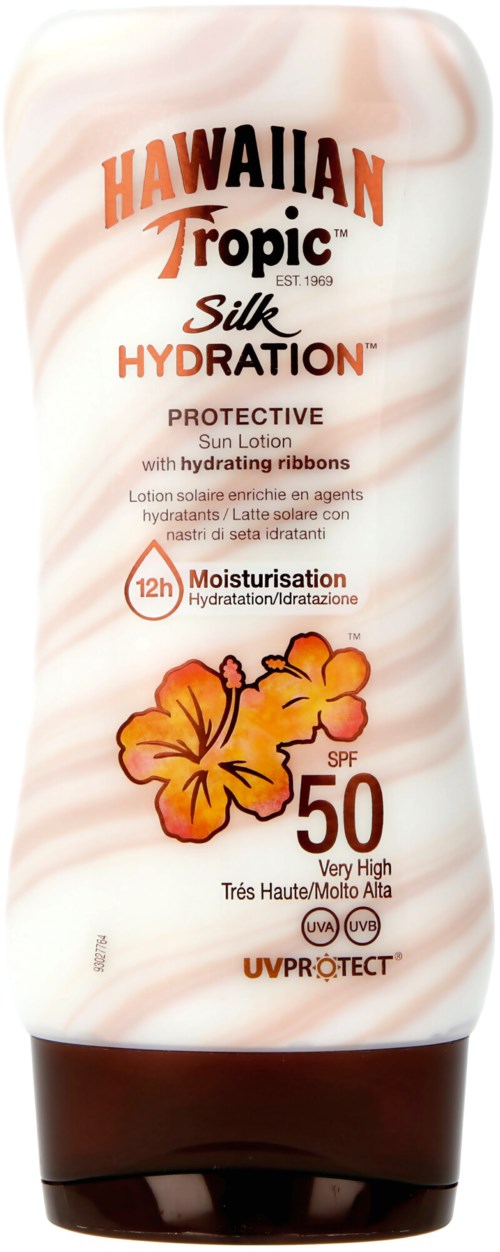 En vit flaska med orange och svart text, en hibiskusblomma och innehåller solskyddsmedel med SPF 50.