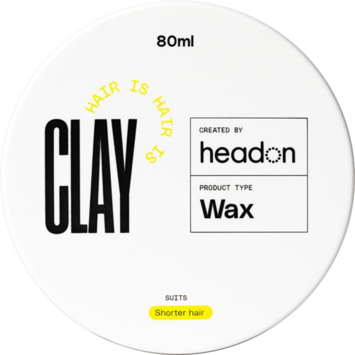 Een ronde label voor haarklei, geeft aan dat het voor korter haar is, met merknamen en productdetails.