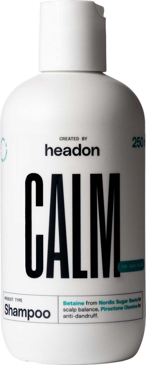 Een witte shampoo-fles met het label Calm met een minimalistisch ontwerp, gemaakt door Headon, bevat hoofdhuid- en haarverzorgingsingrediënten.