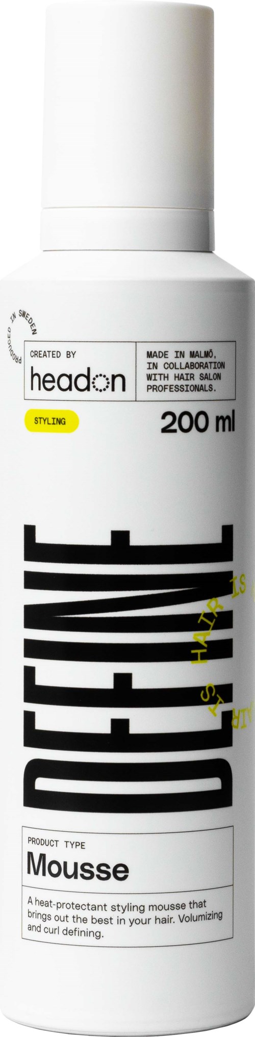 Een witte fles met Defining Mousse met zwarte en gele tekst, heeft een klepdeksel en bevat 200 ml.