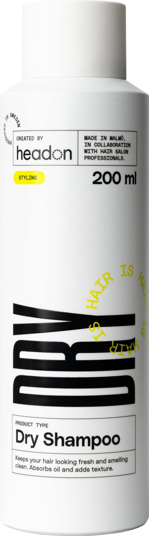 Een wit flesje droogshampoo met zwarte en gele tekst en een witte dop.