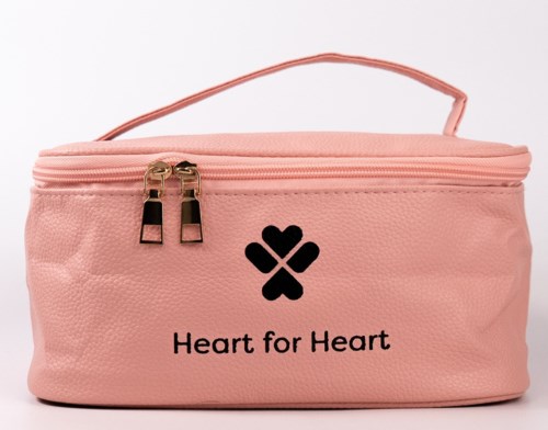 Roze tas met een hartvormig logo en de tekst "Heart for Heart".