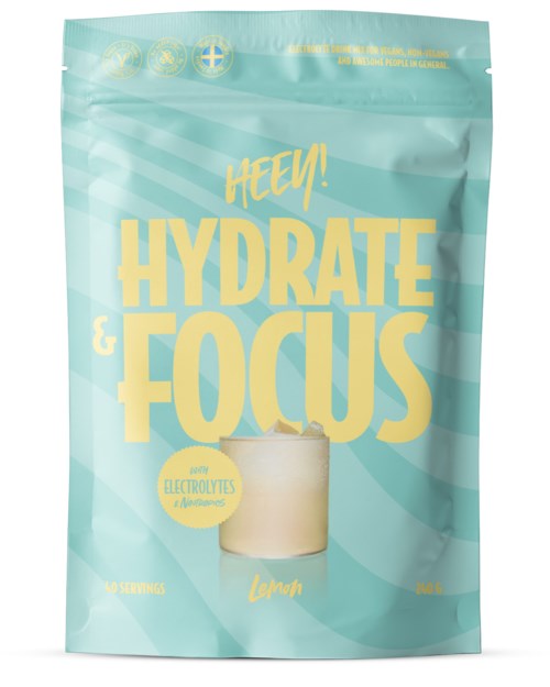 Ein hellblauer Beutel mit gelbem Text "HYDRATE & FOCUS" und einem Zitronengetränk-Illustration, kleine Symbole an der Spitze.
