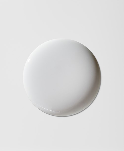 Valkoinen ympyräinen lautanen tasaisella taustalla.