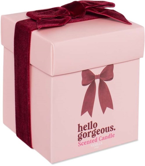 En rosa gaveeske med en burgunderrød sløyfe og bånd, merket Hello Gorgeous duftlys.