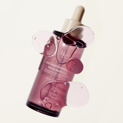 Kleine rosa Flasche mit Tropfer und Wassertropfen, Markierung Pot pore tightener. Wahrscheinlich ein Hautpflegeprodukt.
