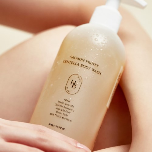 Eine Flasche Salmon Fruity Centella Body Wash auf einer Person mit sichtbarer Haut.