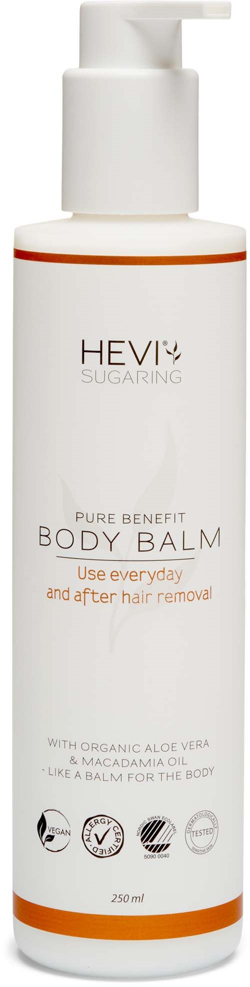 Eine weiße Flasche mit Pumpaufsatz, beschriftet HEVI SUGARING und Körperbalsam, erwähnt Bio-Aloe Vera und Macadamiaöl.
