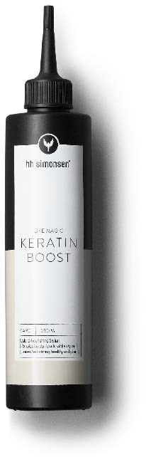 Een zwart flesje met druppelaar, gelabeld 'Keratin Boost' voor haarbehandeling.