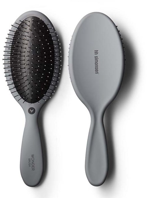 Zwei graue Haarbürsten, eine mit Borsten und eine flach, beide mit Griffen, mit den Marken 'Wonder' und 'h skinson'.