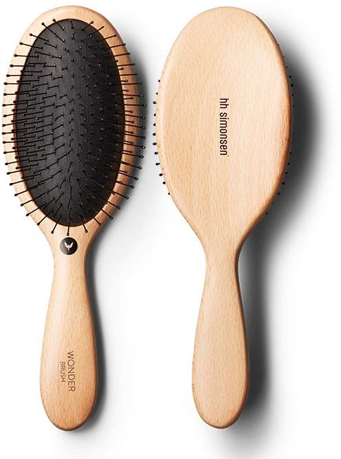 Två träborstar med svarta borstar, en med texten "hi, shampoo."