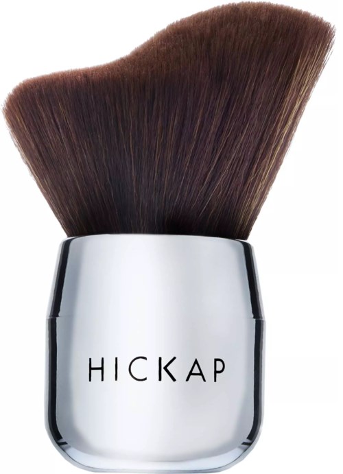 En makeupborste med svart handtag och brun borste. Handtaget har märket HICKAP.