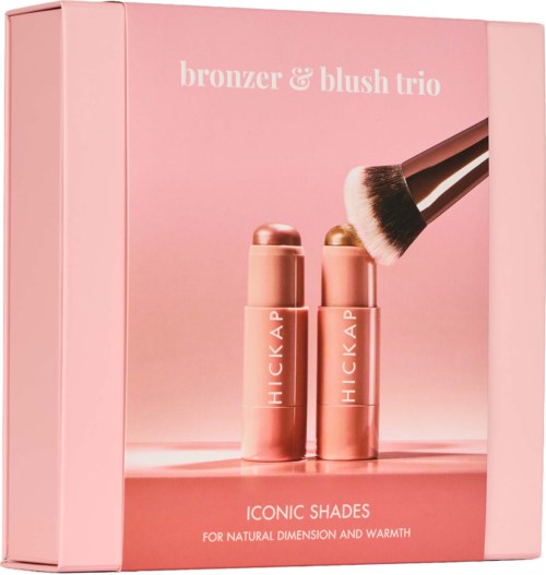 Pink makeupstift, märkt Hickap, med makeupborstar bredvid på rosa förpackning för bronzer och blush.
