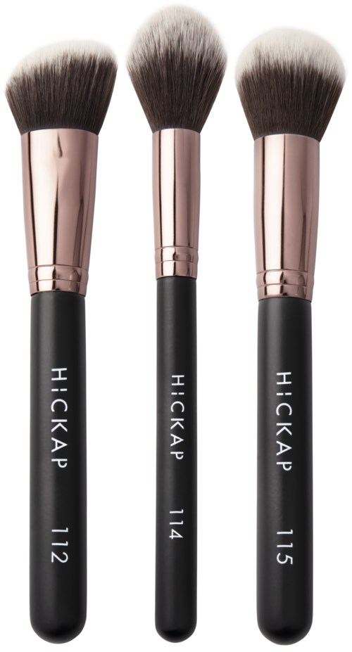 Tre makeupborstar med svarta handtag och olika fluffiga toppar, märkta 112, 114 och 115.