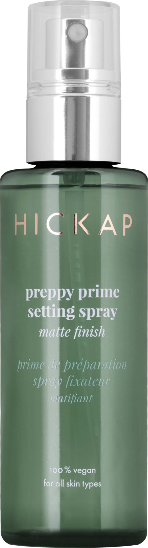Eine grüne Flasche von Hickap Preppy Prime Setting Spray mit silberner Sprühkappe.