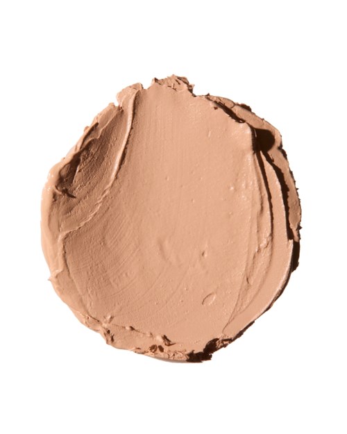 Kuutio vaaleanruskeaa kermaista jäätelöä tai mousse pöydän päällä.