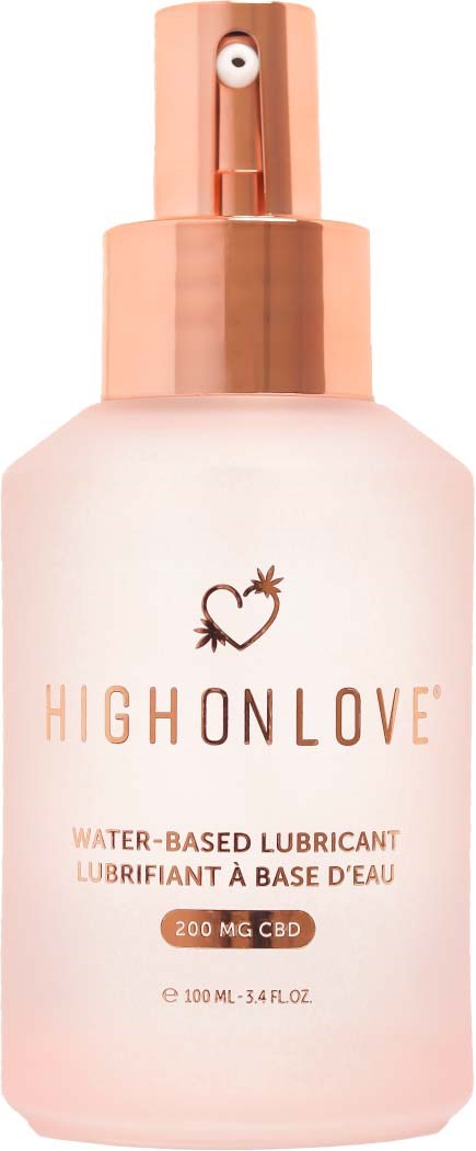Eine weiße Flasche mit rosa Sprühkopf enthält wasserbasiertes Gleitmittel mit CBD, beschriftet 'HIGH ON LOVE,' 100ml.