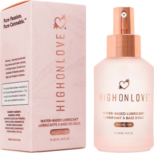 Eine rosa Flasche und Box von High On Love wasserbasiertem Gleitmittel mit CBD, 100 ml, 200 mg CBD. Elegantes Design.