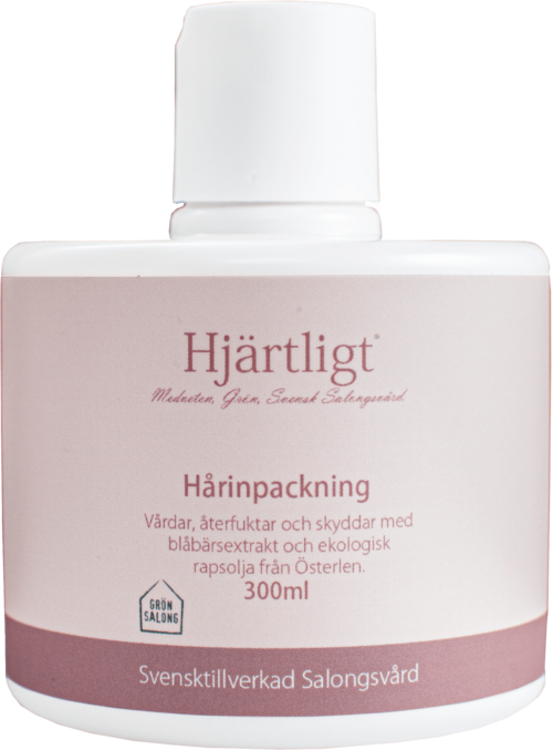 En hvit flaske med rosa tekst, som beskriver et svensk hårpleieprodukt med blåbæruttrekk og økologisk rapsolje.
