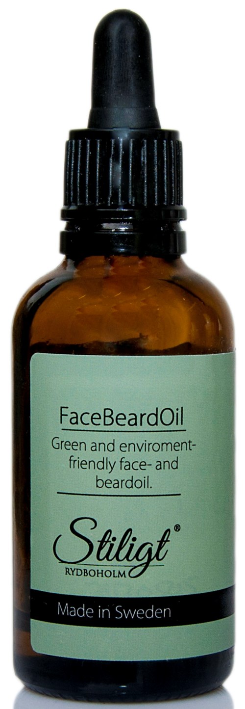 Eine kleine braune Glasflasche mit Pipettenverschluss beschriftet 'FaceBeardOil'. Das Etikett sagt, es ist in Schweden hergestellt und ist Gesichts- und Bartöl.