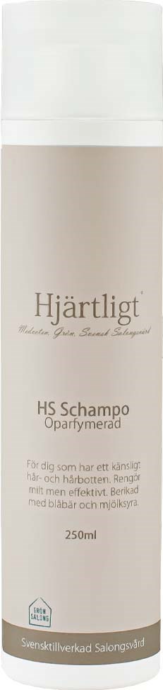Eine lange Flasche Shampoo mit weißem Deckel und beigem Etikett. Es hat Text mit 'Hjärtligt' und 'HS Schampo.'