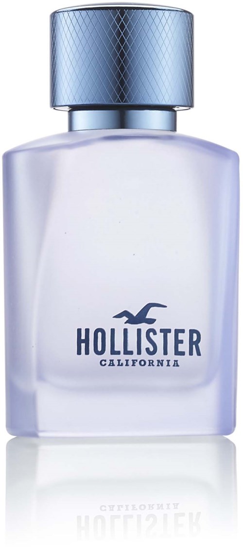 Een heldere parfumfles met blauwe dop en Hollister-logo, staand rechtop.