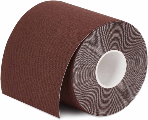 Eine Rolle braunes Schleifband oder Schleifgurt mit weißem Kern. Wird zum Schleifen oder Polieren von Oberflächen verwendet.