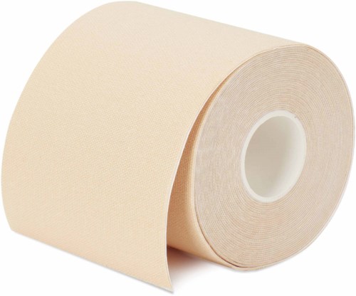 Ein beiger Roll medizinischem oder Hygiene-Tape auf weißem Hintergrund.