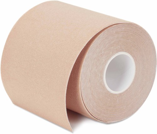 Eine Rolle in Beige oder hautfarbener medizinischer oder Verbandstape mit weißem Kern.
