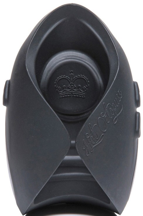 Een zwarte voetmassager met een kroon symbool binnenin en knoppen aan de zijkant. Ontworpen voor voetontspanning.
