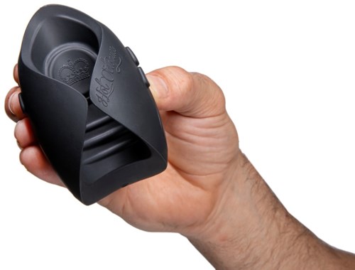 Een hand houdt een zwart schoenlepper, die soepel en gebogen is, gebruikt om schoenen aan te trekken.