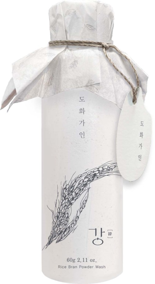 Eine weiße Flasche, eingewickelt in Papier und mit Schnur gebunden, mit koreanischem Text und einer Illustration von Reisrands.