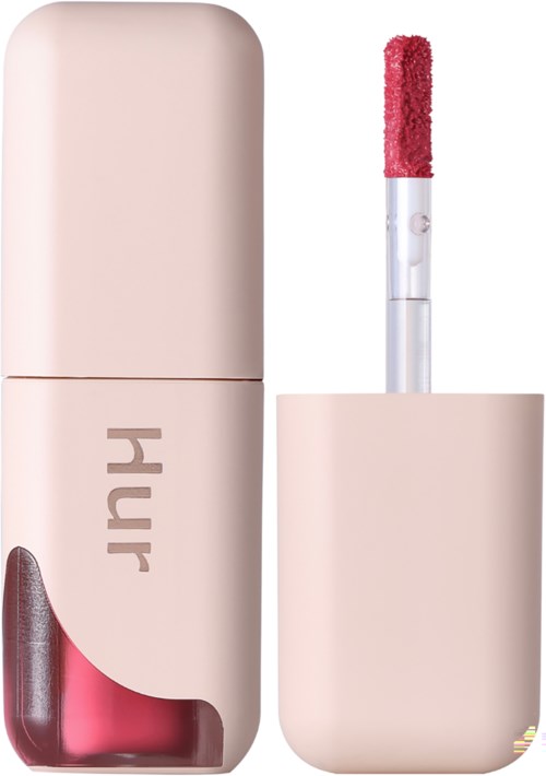 Een lippenstiftverpakking met een roze lippenstift erop, tekst op de verpakking en een gebogen ontwerp.