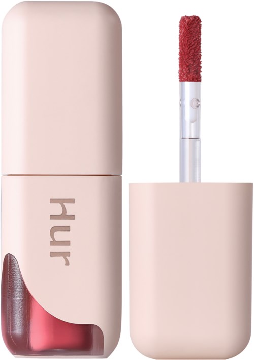Een schoonheidsproduct met een roze container, een lippenstift en een rode lipgloss-applicator.