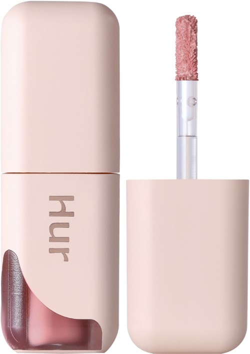 Ein Rouge-Stift mit rosa Gehäuse und ein Pinsel mit rosa Puder für Make-up.