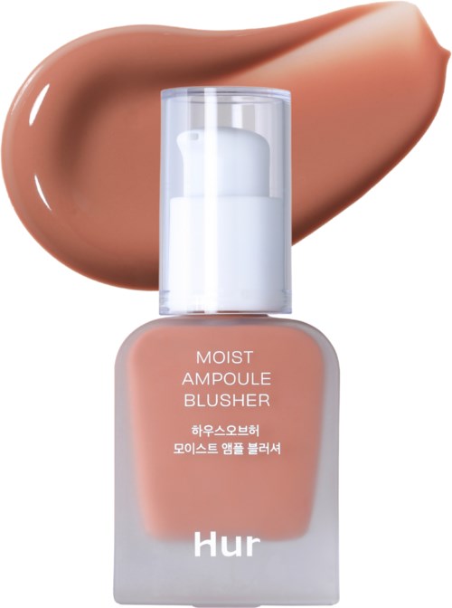 Een blushfles met een streep van het product erachter, gelabeld 'Moist Ampoule Blusher' en 'hur' in wit.