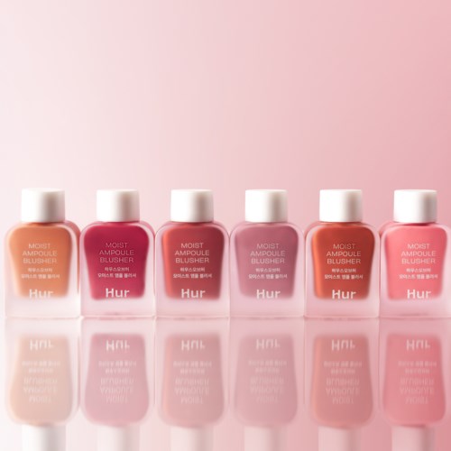 Sechs Flaschen Blush in verschiedenen Tönen, von hell bis pink und peach, auf einer reflektierenden Oberfläche.
