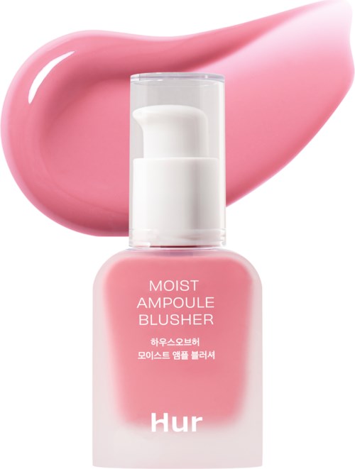 Eine rosa Flasche von Moist Ampoule Blusher mit Pumpe, daneben ist ein rosa Rouge verteilt.