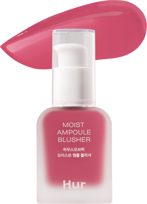 Een roze blushfles met witte pomp, gemarkeerd 'Moist Ampoule Blusher' en Koreaanse tekst. Een roze vlek erachter.