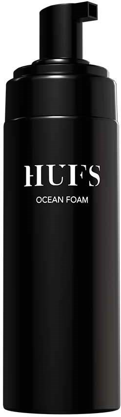 Pitkä musta pullo pumppia, jossa lukee HUES OCEAN FOAM, todennäköisesti ihonhoito- tai hiustuote.