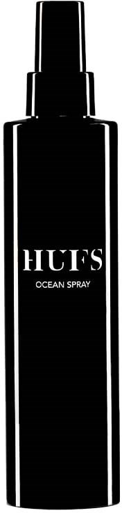 Eine schwarze Sprühflasche mit weißen Text, der "HUE'S OCEAN SPRAY" liest.