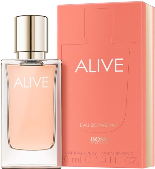 Een parfumfles en een roze doos. De fles is doorzichtig met een zilverkleurige dop. Zowel doos als fles hebben het woord "ALIVE".