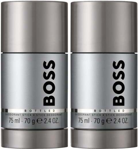 Twee zilverkleurige deodorantstokken met 'BOSS' erop. Elke bevat 75 ml deodorant.